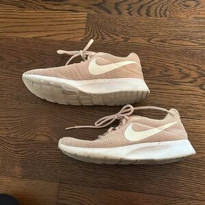 Light pink Nike women’s sneakers